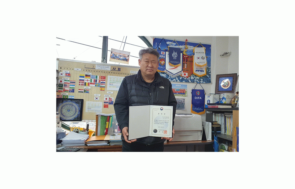 조만수 한국농아인축구연맹장이 표창장을 들어 보이고 있다.gif
