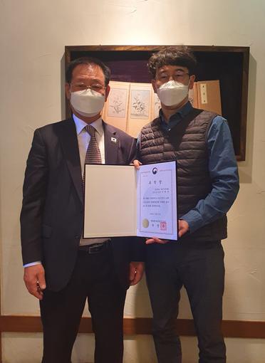 한국농아인스포츠연맹 이종학 회장(좌)과 신현우 지도자(우)가 함께 표창장을 들어 보이고 있다..jpg
